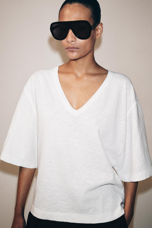 CAMISETA CON CUELLO EN V