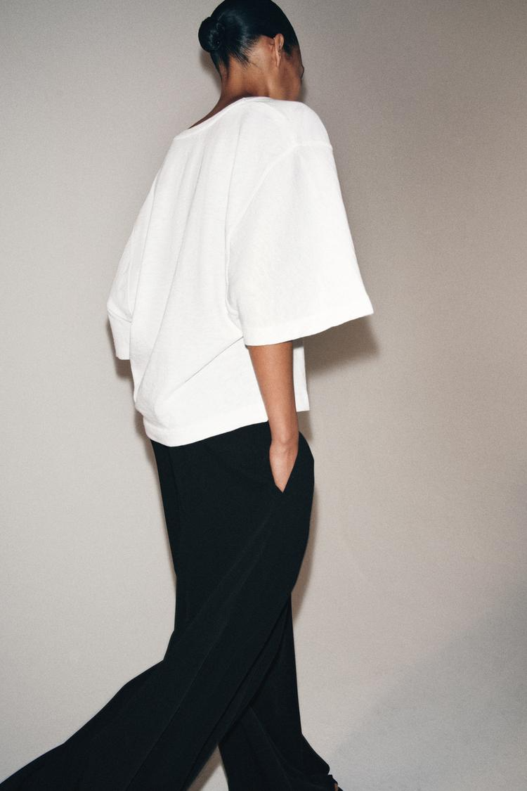 CAMISETA CON CUELLO EN V